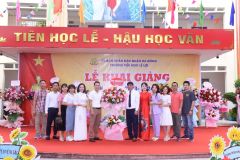 Ban đại diện CMHS các khối lớp tặng hoa chúc mừng nhà trường.