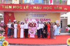 Ban đại diện CMHS các khối lớp tặng hoa chúc mừng nhà trường.