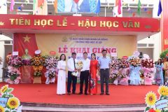 Ông Nguyễn Thọ Hiếu - Ủy viên thường vụ, chủ tịch Ủy ban mặt trận Tổ quốc phường Hà Cầu, Ông Cù Hoàng Hưng - Chủ tịch Hội Cựu chiến binh phường Hà Cầu tặng hoa chúc mừng nhà trường.