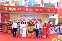 Ban đại diện CMHS các khối lớp tặng hoa chúc mừng nhà trường.