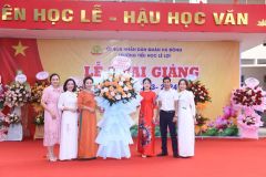 Ban đại diện CMHS các khối lớp tặng hoa chúc mừng nhà trường.