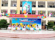 Tiết mục văn nghệ của các em Học sinh trường Tiểu học Lê Lợi.